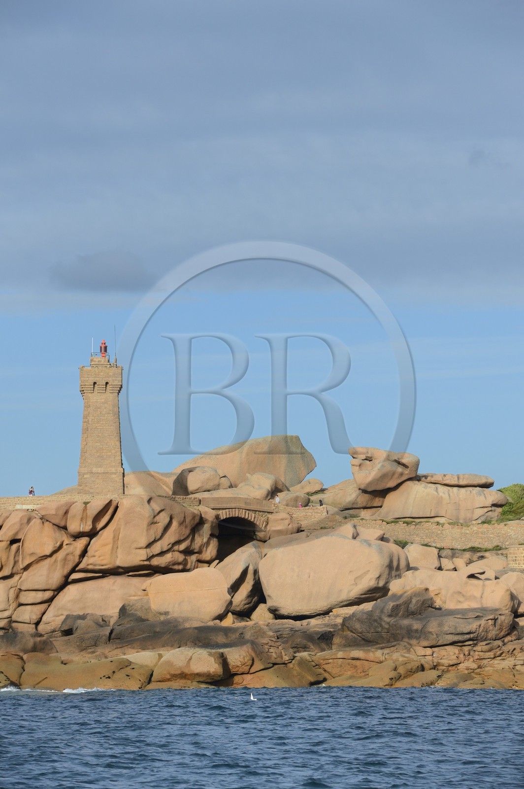 France, Côtes-d'Armor (22), Côte de Granit Rose, Perros-Guirec, Ploumanac'h, la pointe de Squewel et le phare de Mean Ruz