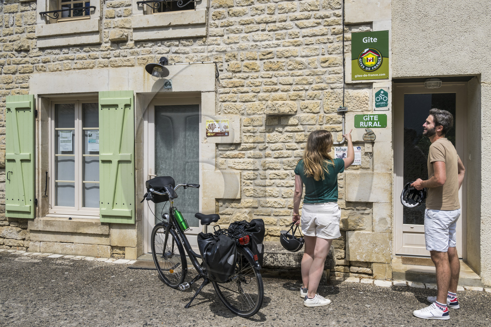 France, Deux-Sèvres (79), le Marais Poitevin, la Venise Verte, Sansais, gite du village affichant le logo de l'Accueil Vélo