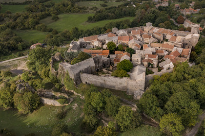 France, Aveyron (12), Causses et les Cévennes, paysage culturel de l'agro-pastoralisme méditerranéen, classés Patrimoine Mondial de l'UNESCO, La Couvertoirade, labellisé Les Plus Beaux Villages de France, village fortifié sur le plateau du Larzac (vue aérienne)
