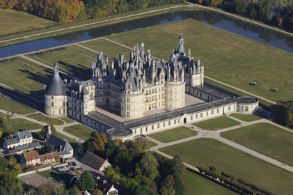 France, Loir et Cher (41), Vallée de la Loire classée Patrimoine Mondial de l' UNESCO, château de Chambord, façade Est (vue aérienne)