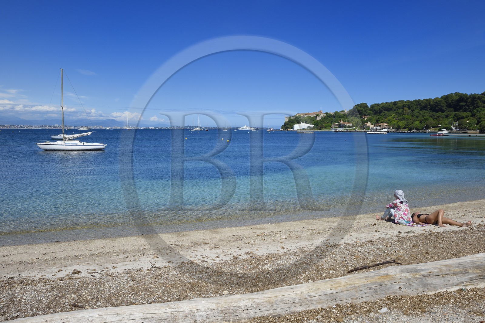 France, Alpes-Maritimes (06), Cannes, Iles de Lérins, Ile Sainte-Marguerite, la plage du Batéguier et le fort Vauban