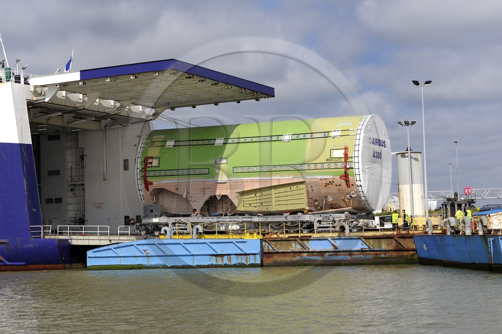 France, Loire-Atlantique (44), port autonome de Nantes Saint-Nazaire, terminal roulier de Gron - Montoir de Bretagne, embarquement d'une pièce de l'airbus A380