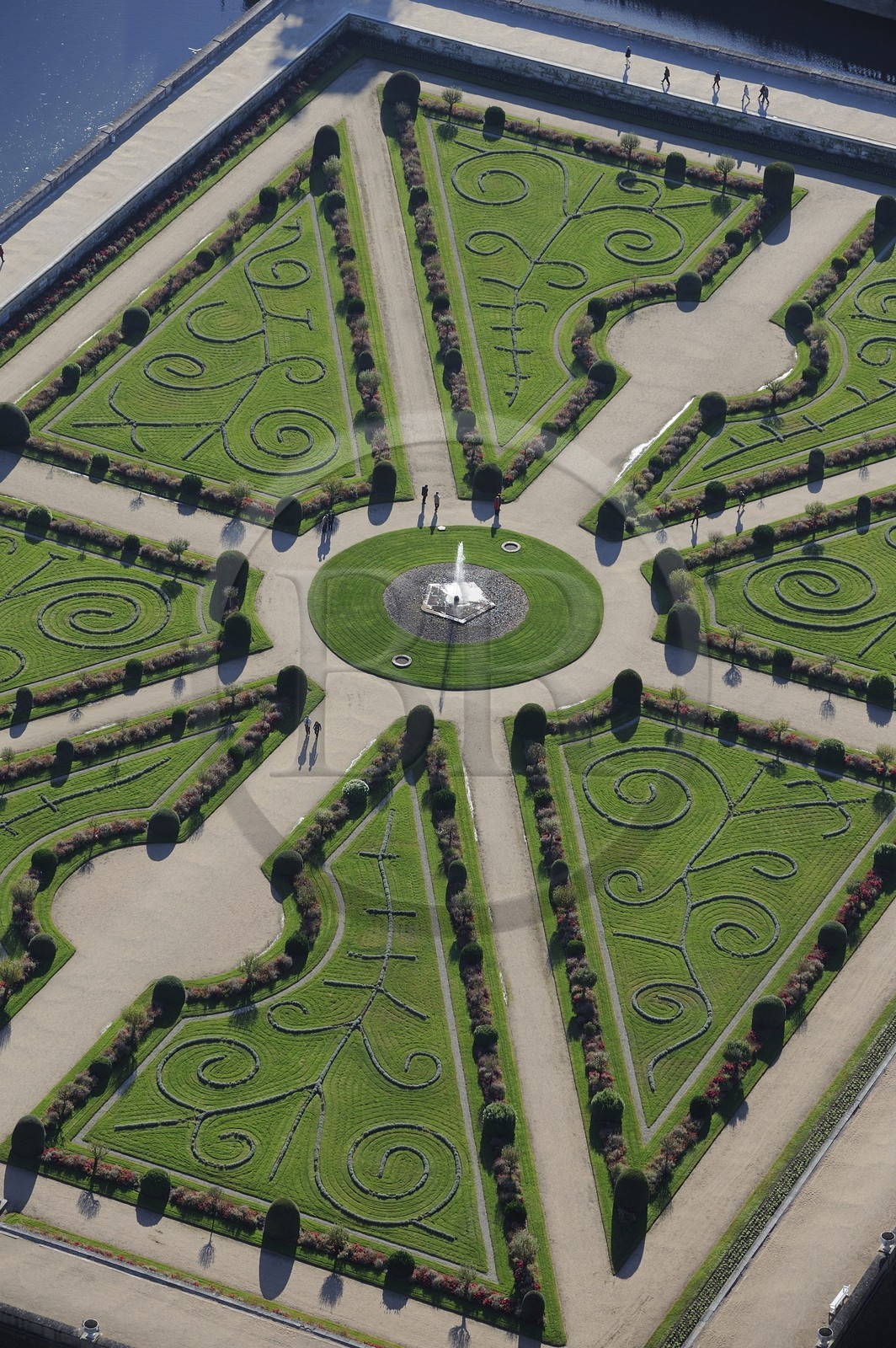 France, Indre-et-Loire (37), le jardin à la française du château de Chenonceau (vue aérienne)