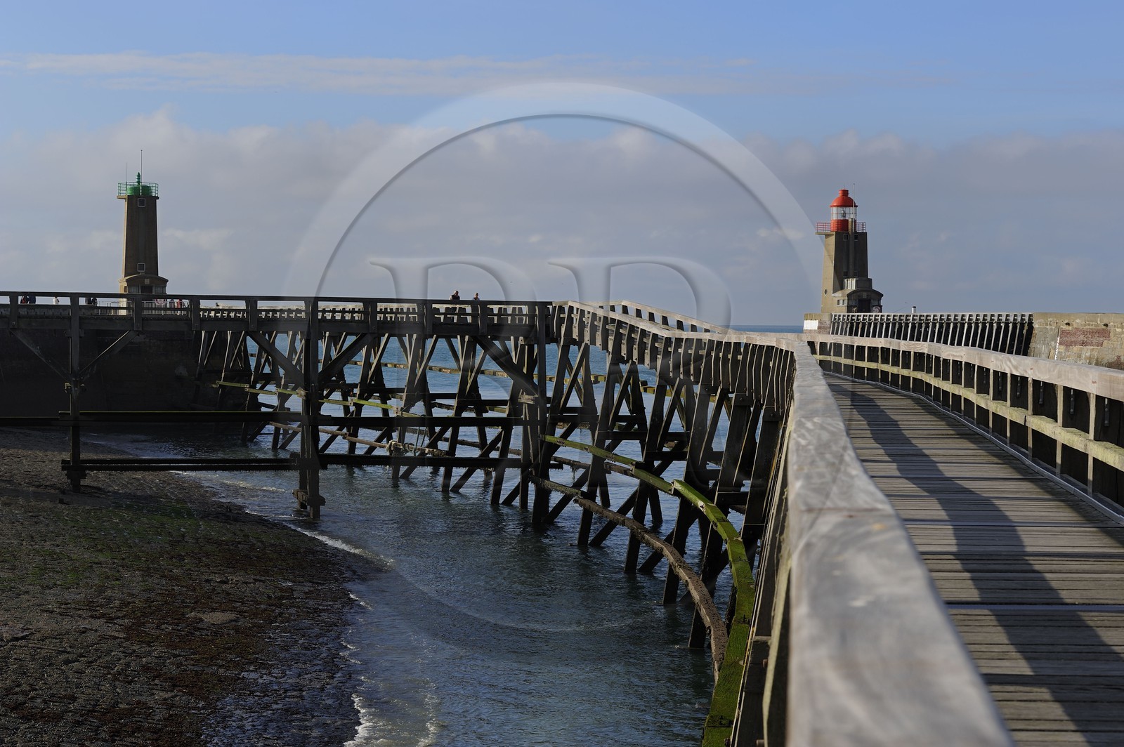 France, Seine-Maritime (76), Pays de Caux, Côte d'Albâtre, passerelle en bois à l'entrée du port de Fécamp