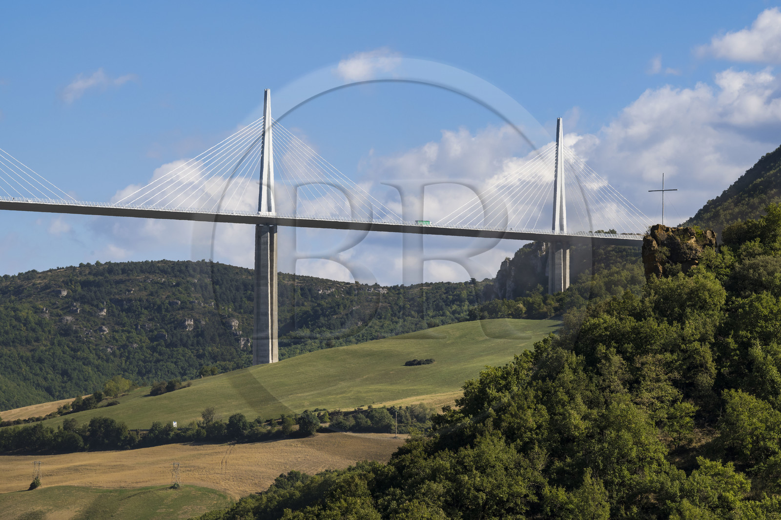 France, Aveyron (12), parc naturel régional des Grands Causses, Peyre, le viaduc de Millau des architectes Michel Virlogeux et Norman Foster, au dessus du Tarn, la Croix de Peyre au premier plan