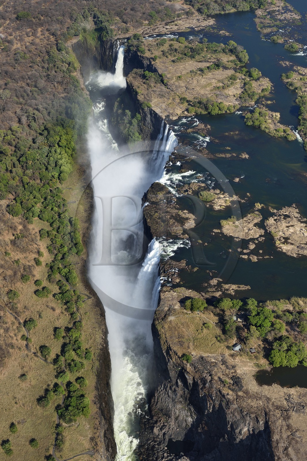 Zimbabwe, province de Matabeleland septentrional, fleuve Zambèze, les Chutes Victoria, classées Patrimoine Mondial de l'UNESCO (vue aérienne)
