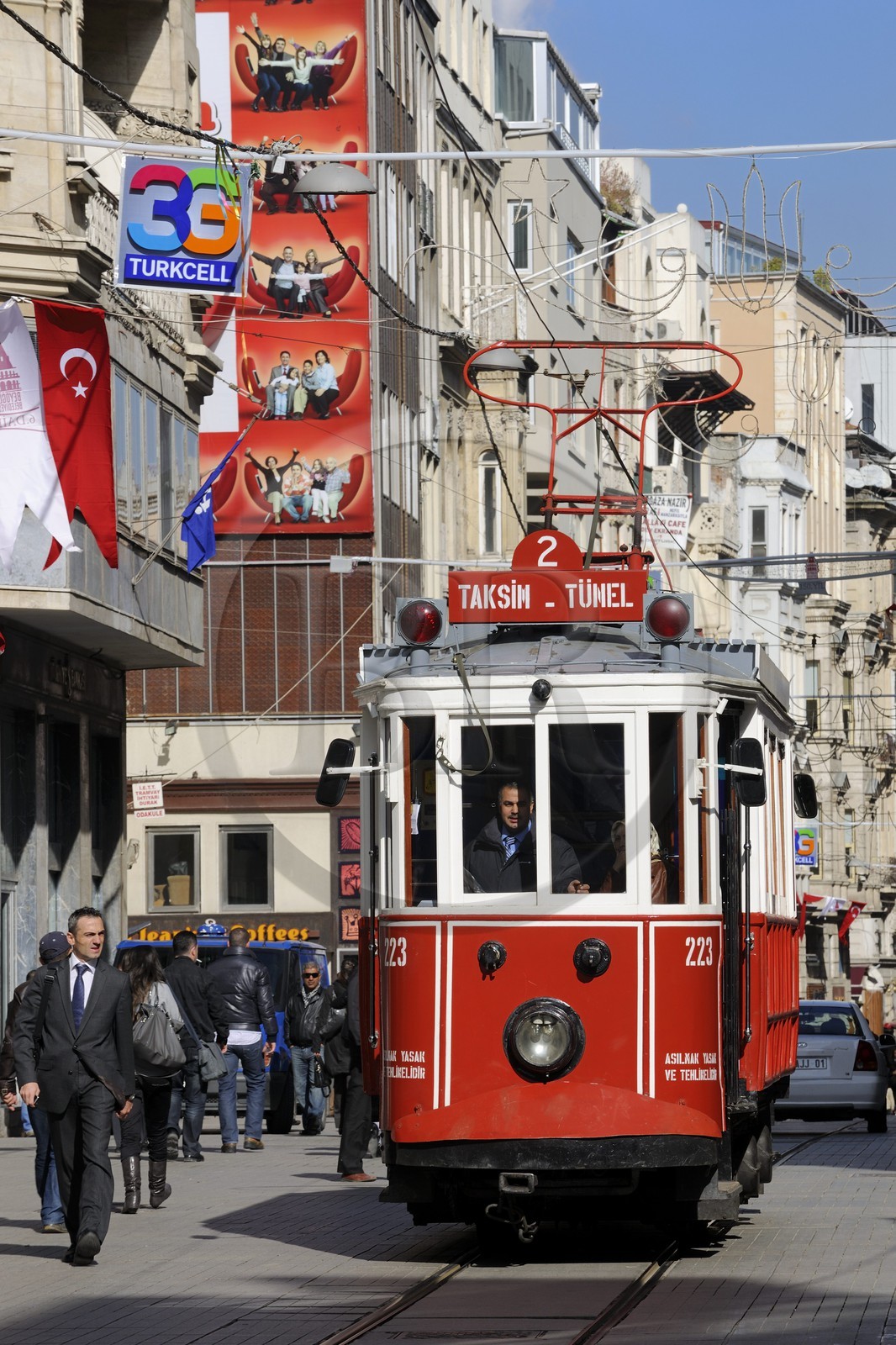 Turquie, Istanbul, quartier de Beyoglu, le vieux tramway dans la rue Istiklal Caddesi