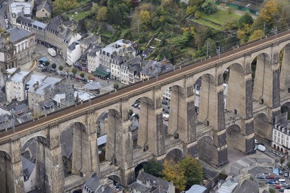 France, Finistère (29), Morlaix, le viaduc au dessus du centre ville (vue aérienne)