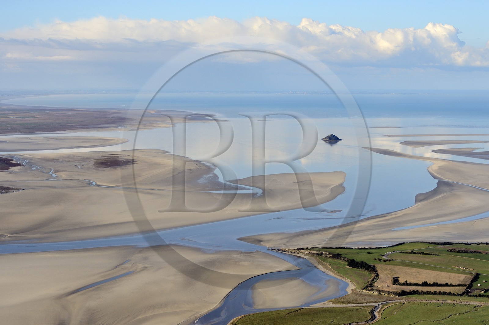 France, Manche (50), Baie du Mont-Saint-Michel, classée Patrimoine Mondial de l'UNESCO, Ile de Tombelaine à marée basse (vue aérienne)
