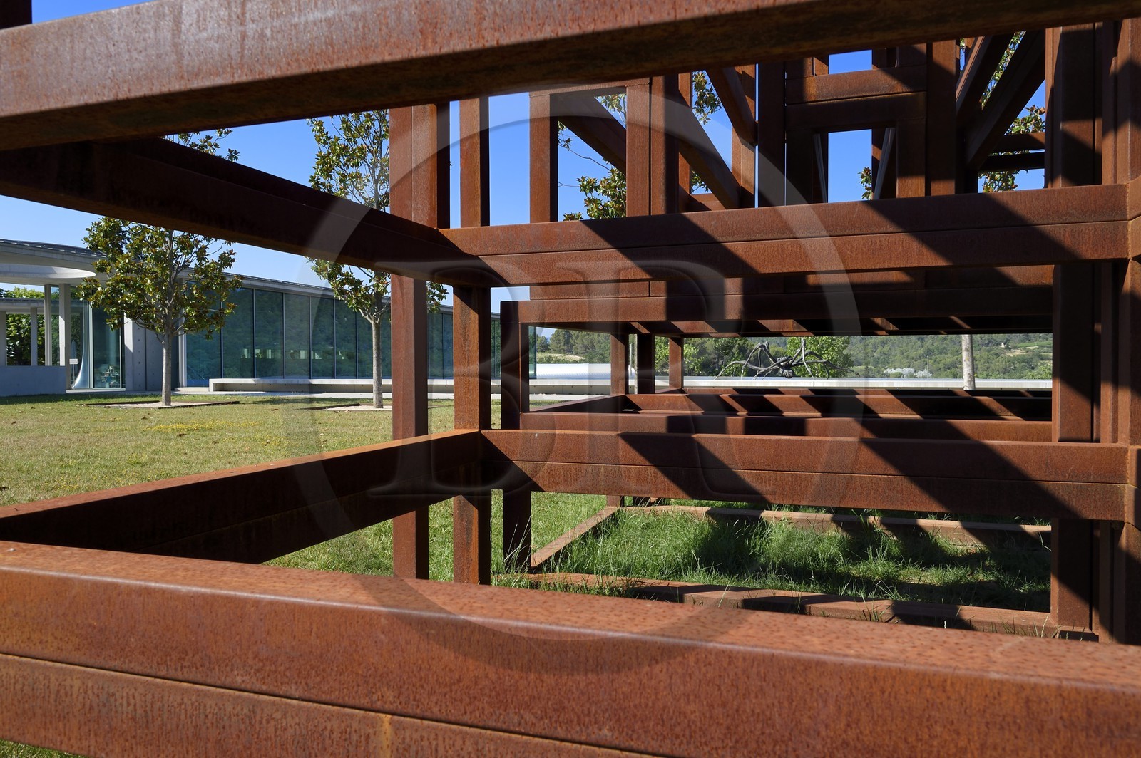 France, Bouches-du-Rhône (13),  Le Puy Sainte Réparade, Chateau La Coste domaine viticole et centre d'art contemporain, Crouching Spider 6695 de Louise Bourgeois (Mention Obligatoire)