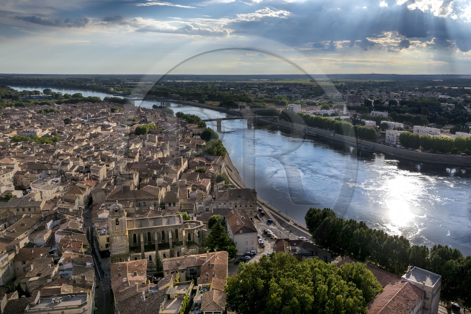 France, Bouches-du-Rhône (13), Arles, la vieille ville avec l'église Saint-Julien sur la rive gauche et le quartier deTrinquetaille sur la rive droite du Rhone (vue aérienne)