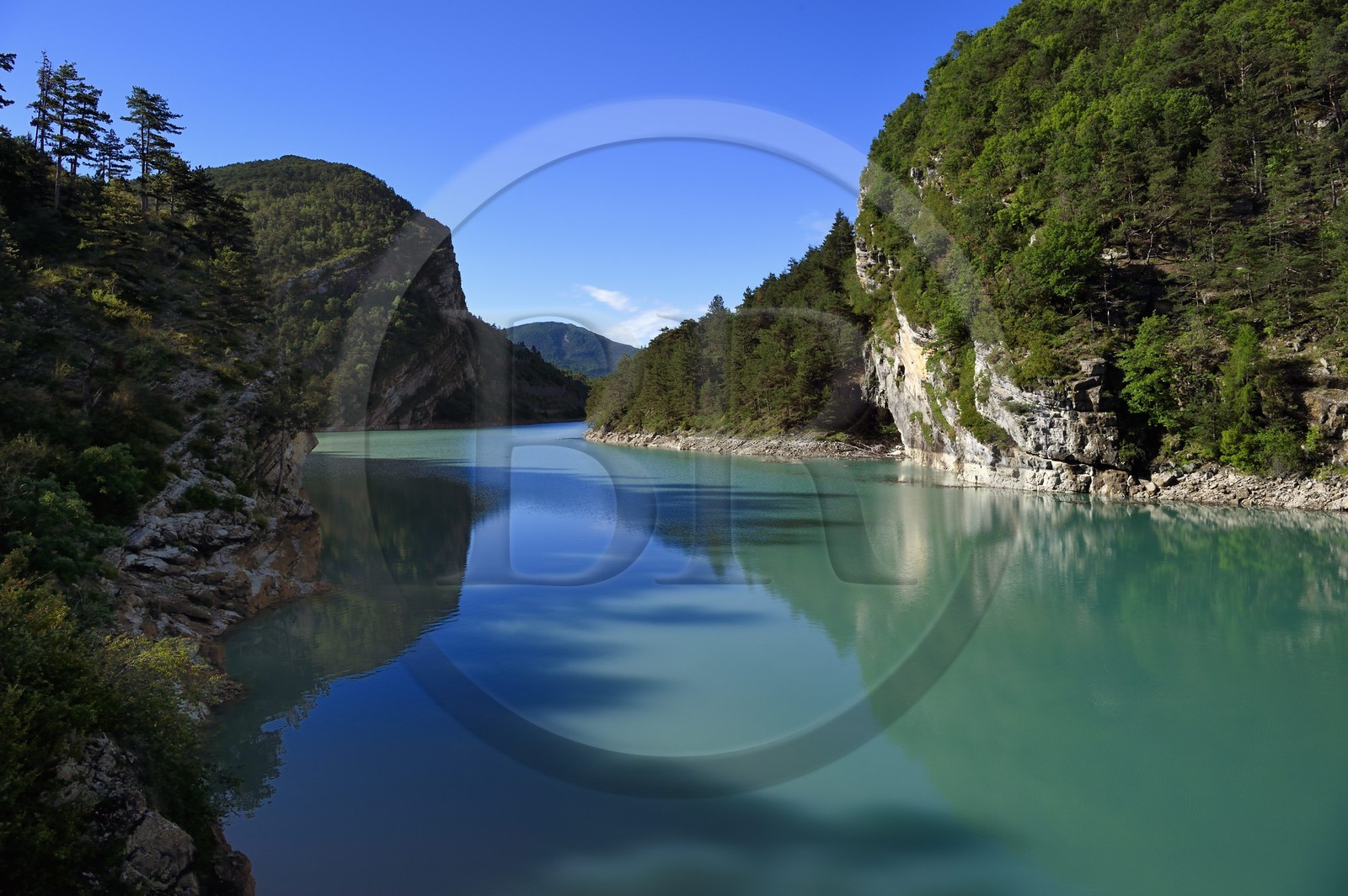 France, Alpes-de-Haute-Provence (04), Parc Naturel Régional du Verdon, le Verdon se jette dans le lac du Castillon au sud de Saint-André-les-Alpes