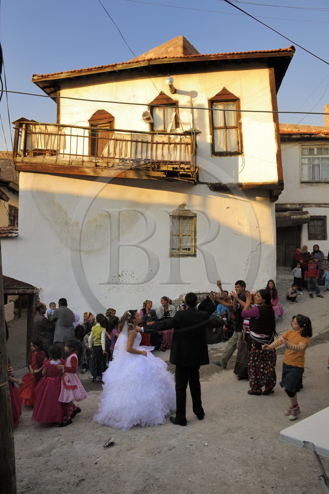 Turquie, Anatolie centrale, Ankara, la citadelle dans la vieille ville, mariage gitan dans la rue