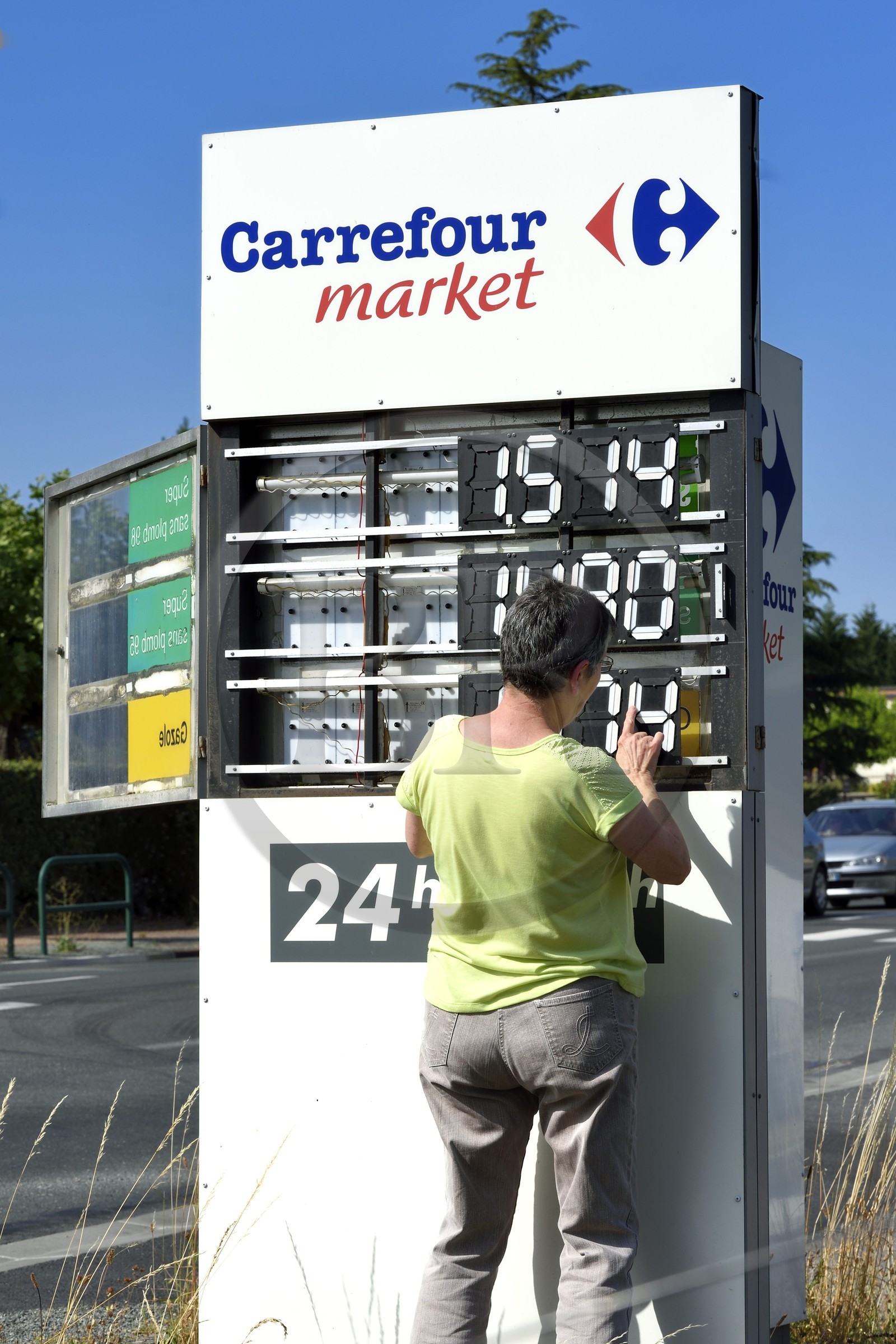 France, Dordogne (24), Thivier, panneau indicateur de prix de l'essence d'une grande surface