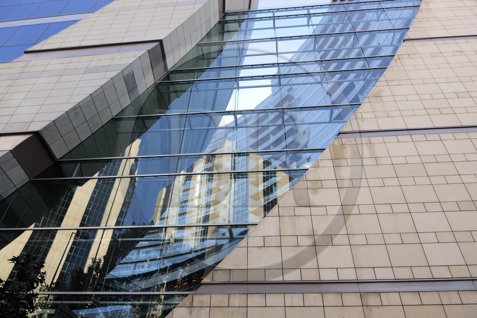 Turquie, Istanbul, le centre commercial Canyon (Kanyon Alişveriş Merkezi), une réalisation des cabinets d'architectes Jerde Partnership de Los Angeles et Tabanlioglu d'Istanbul