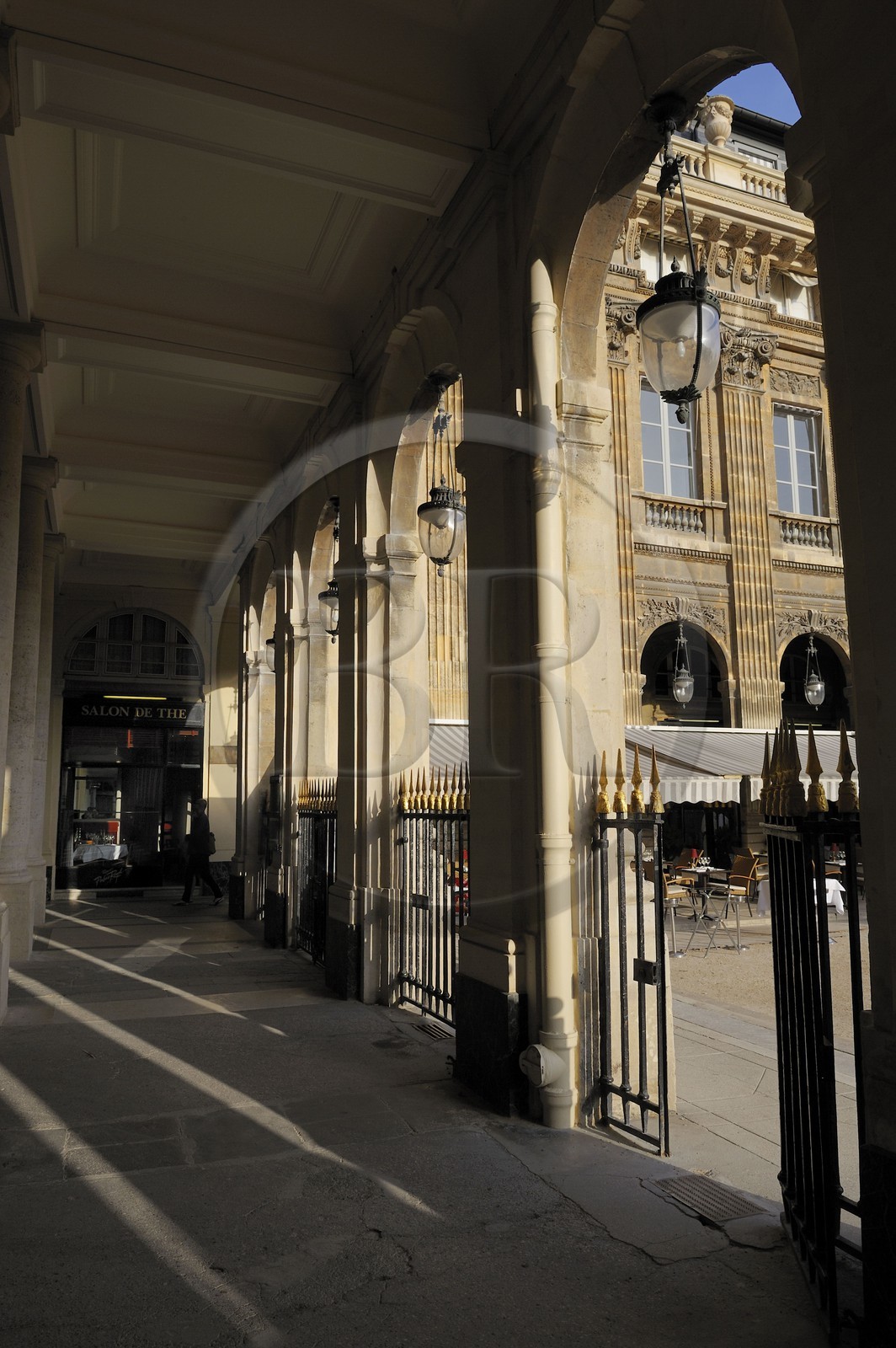 France, Paris (75), Galerie de Beaujolais à gauche et de Valois en arrière plan