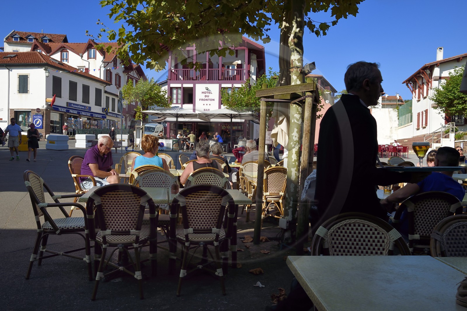 France, Pyrénées-Atlantiques (64), la côte du Pays-Basque, Bidart, l'Hotel du Fronton sur la place principale