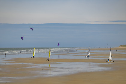 France, Vendée (85), Saint-Jean-de-Monts, chars à voile sur la plage et kitesurf en arrière plan