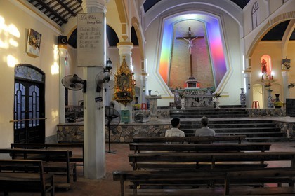 Vietnam, province de Ninh Binh, village insulaire de Kenh Ga, l'église au centre du village dans cette région très catholique
