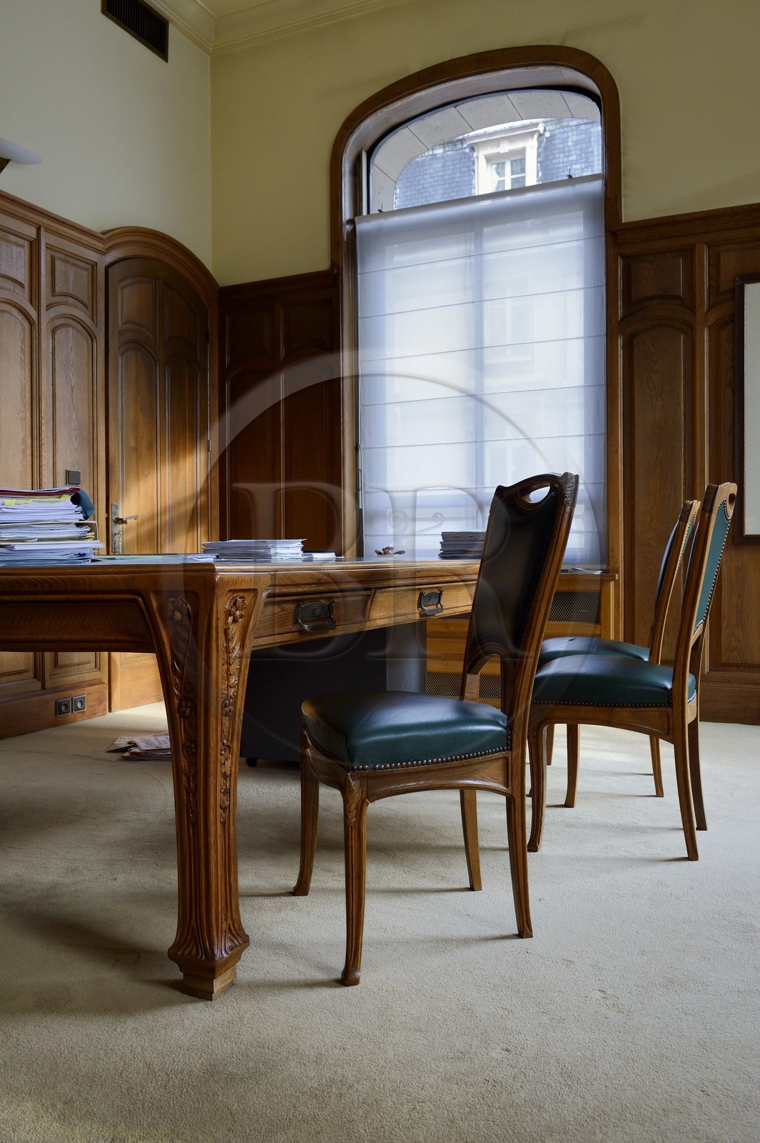 France, Meurthe-et-Moselle (54), Nancy, rue Saint-Jean, ancienne banque Renauld et actuelle BNP Paribas de style Art Nouveau, mobilier de Louis Majorelle dans le bureau directorial