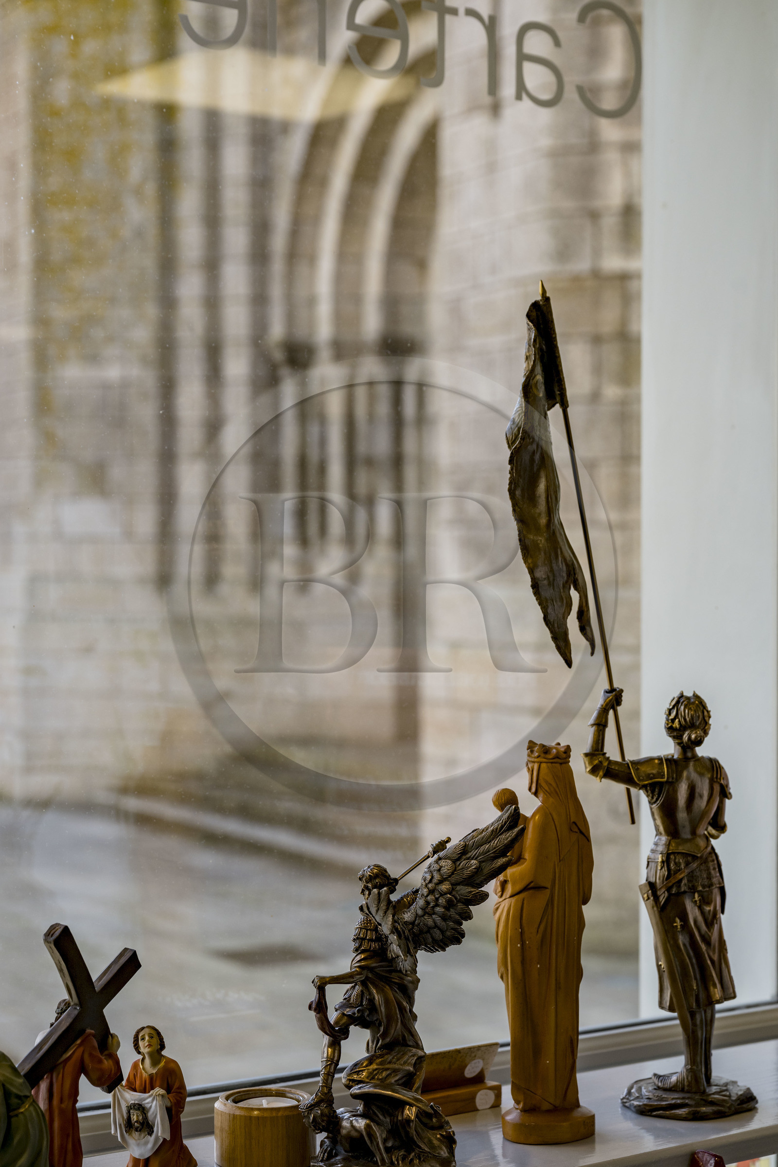 France, Vendée (85), Saint-Laurent-sur-Sèvre, vitrine de la boutique de souvenirs religieux face à la basilique