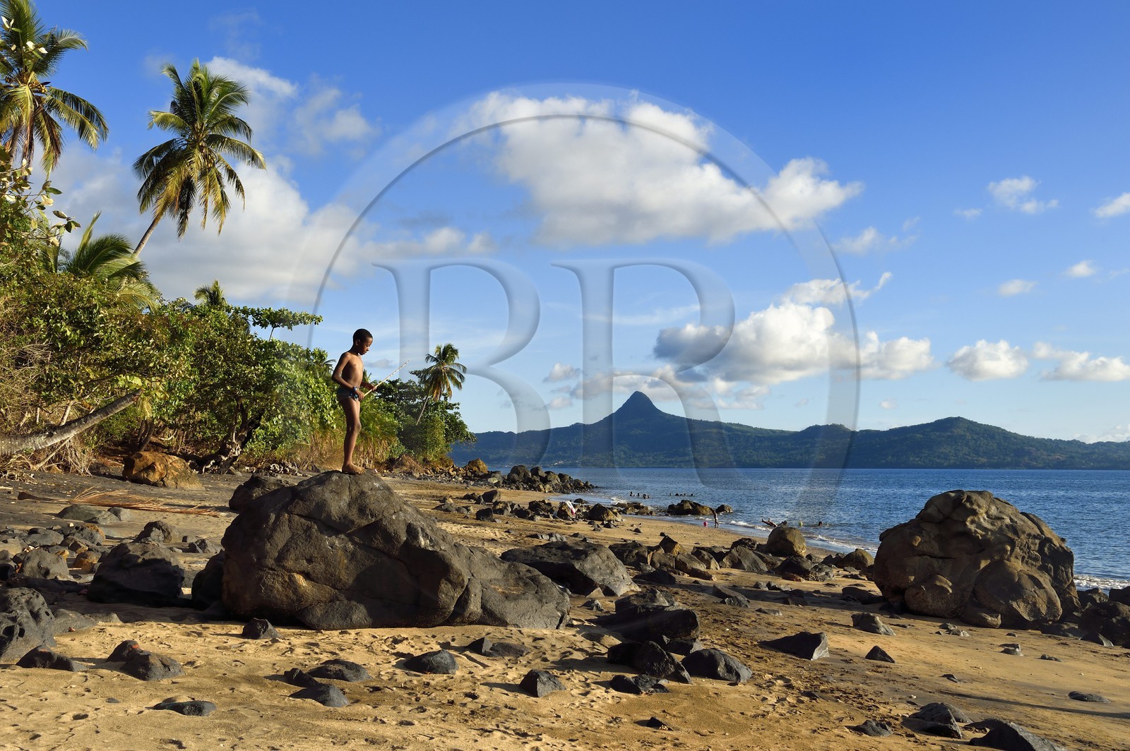 France, Ile de Mayotte, Grande-Terre, Sada, enfants jouant sur Tahiti plage (Mtsagnougni) dans la baie de Bouéni