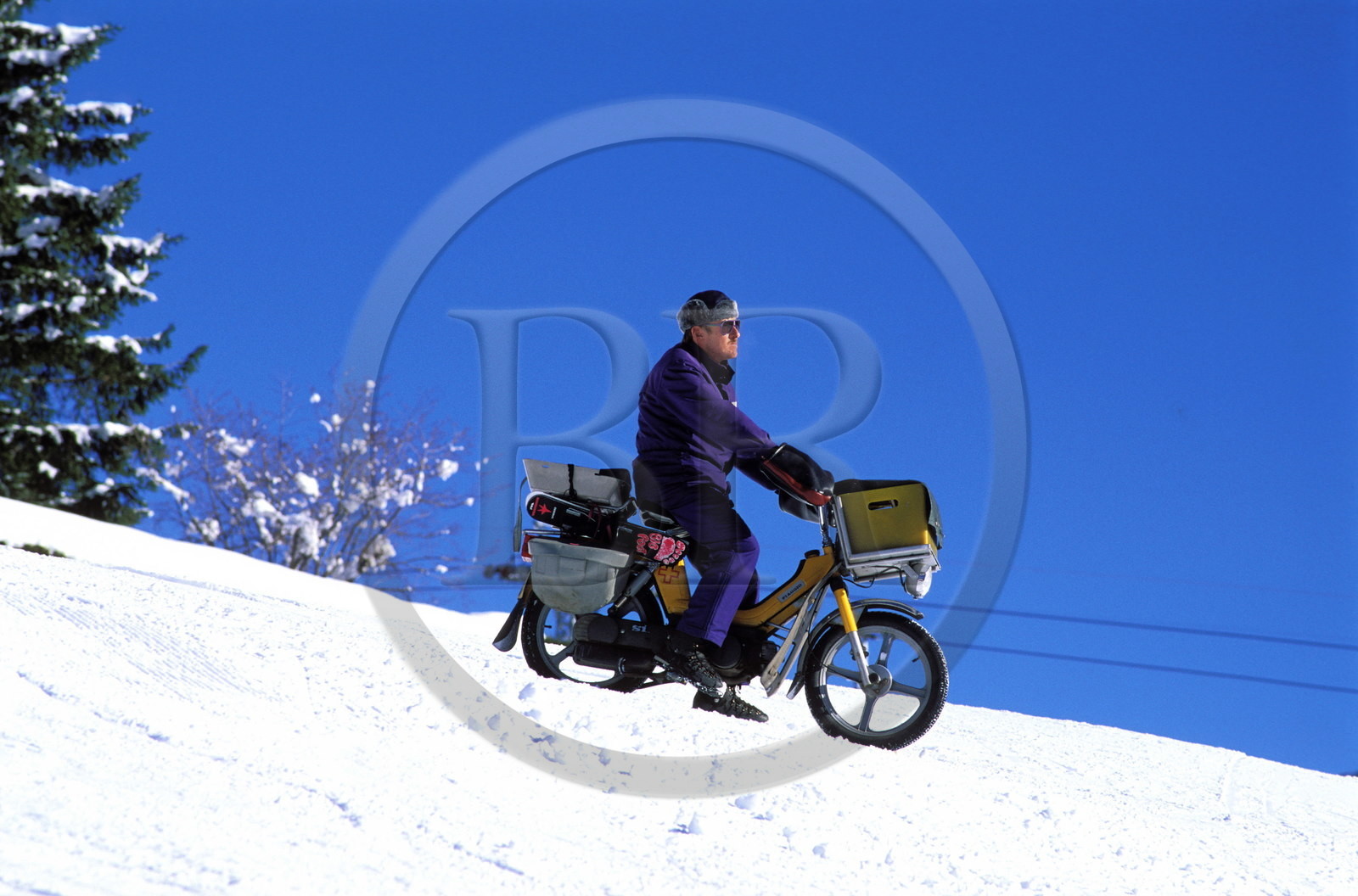 Suisse, région de Bern (Oberland Bernois), Grindelwald, le facteur sur la neige