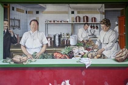 France, Rhône (69), Collonges-au-Mont-d'Or, restaurant L'Auberge du Pont de Collonges de Paul Bocuse, mur peint représentant la grande chef cuisinier Eugénie Brazier surnommée la mère Brazier