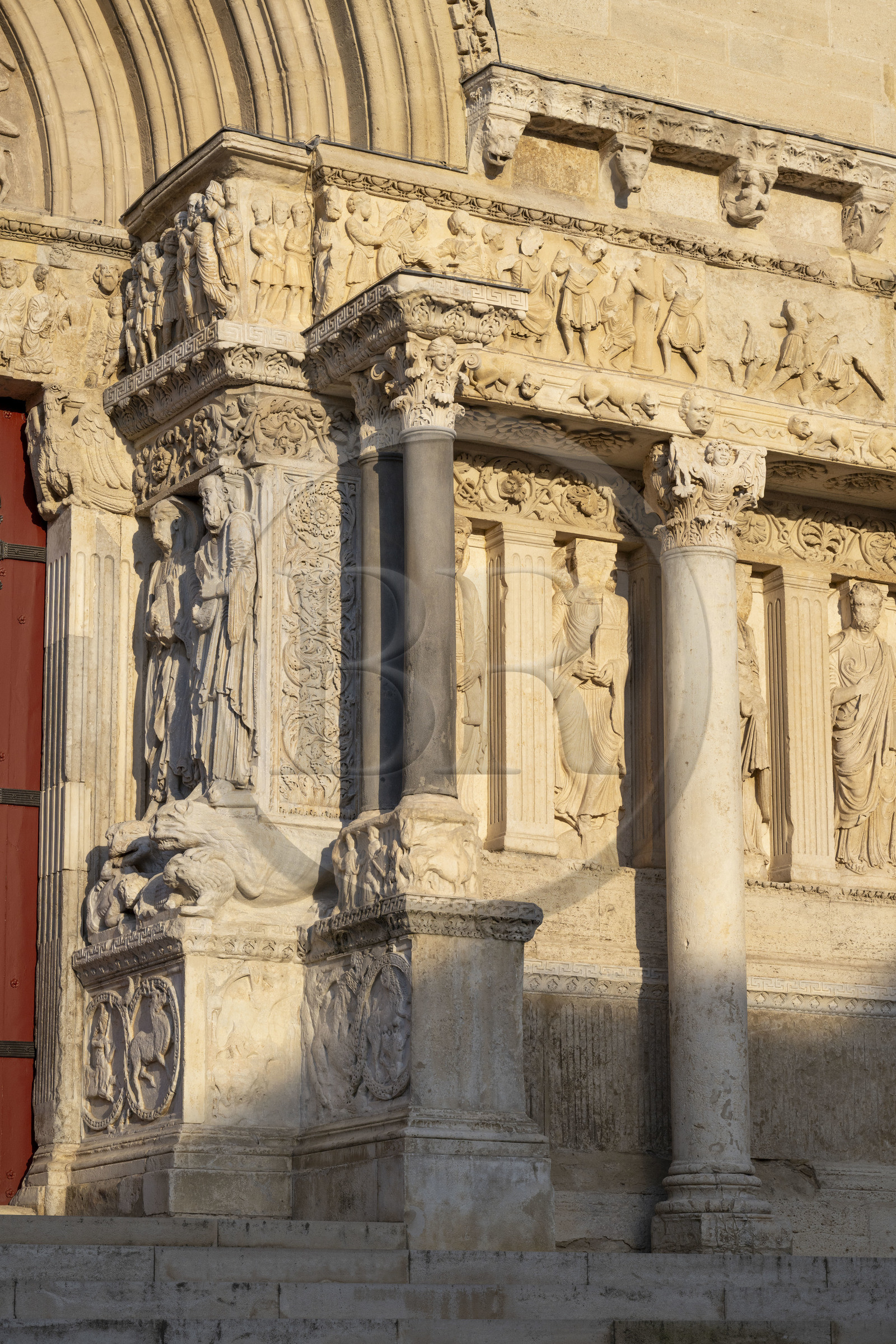 France, Gard (30), Saint-Gilles du Gard, église abbatiale de Saint-Gilles du XIIème-XIIIème siècle, classée Patrimoine Mondial de l'UNESCO au titre des chemins de Saint-Jacques de Compostelle en France, sculptures de la facade orientale de style art roman provencal