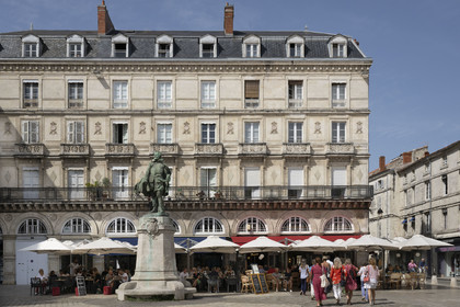 France, Charente-Maritime (17), La Rochelle, place de l'Hôtel de Ville, statue en mémoire de Jean Guiton, maire de La Rochelle lors du siège de 1628