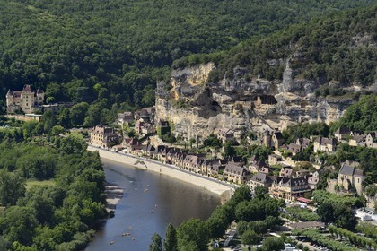 France, Dordogne (24), Périgord Noir, vallée de la Dordogne, La Roque-Gageac, labellisé Les Plus Beaux Villages de France, le village entre la falaise et la Dordogne (vue aérienne)
