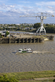 France, Loire-Atlantique (44), Nantes, Ile de Nantes, le Navibus passant devant le Hangar à Bananes sur les quais de Loire, la Grue Titan grise en arrière plan, vue depuis les hauteurs de Chantenay
