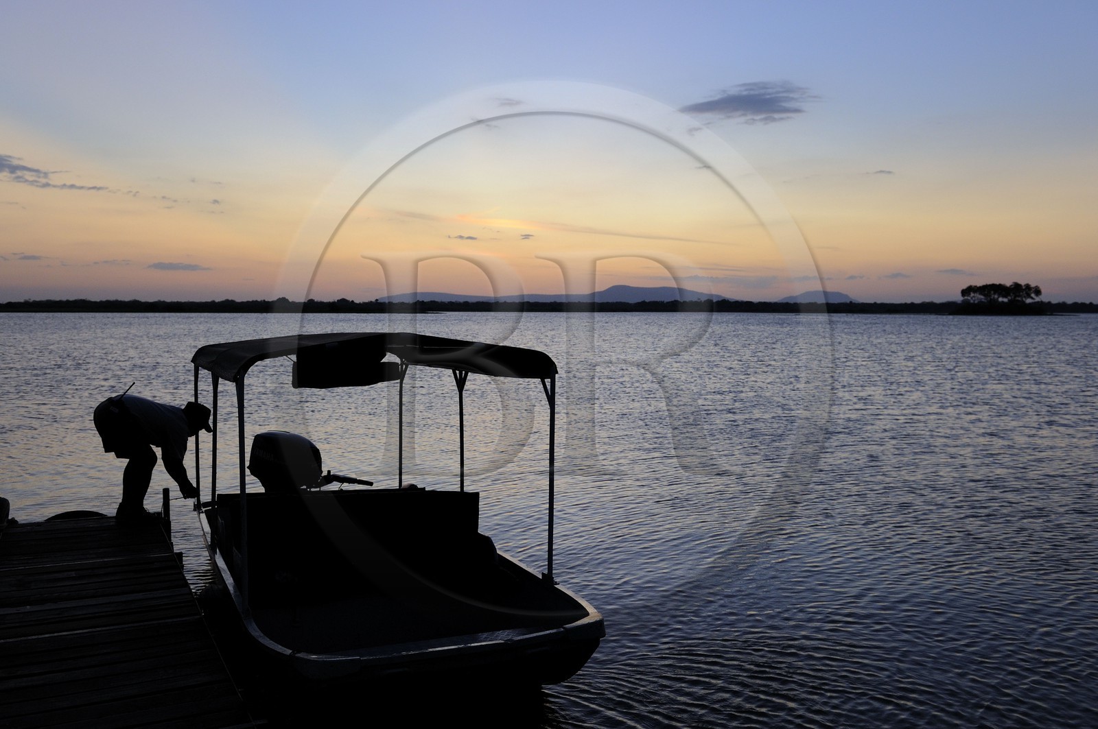 Tanzanie, Reserve de gibier de Selous une des plus grandes zones protégées au monde et inscrite sur la liste du patrimoine mondial de l’Unesco depuis 1982, le très exclusif Selous Camp est installé au bord du lac Nzerakera