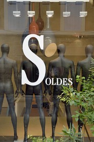 France, Bouches-du-Rhône (13), Aix en Provence, vitrines annoncant des soldes