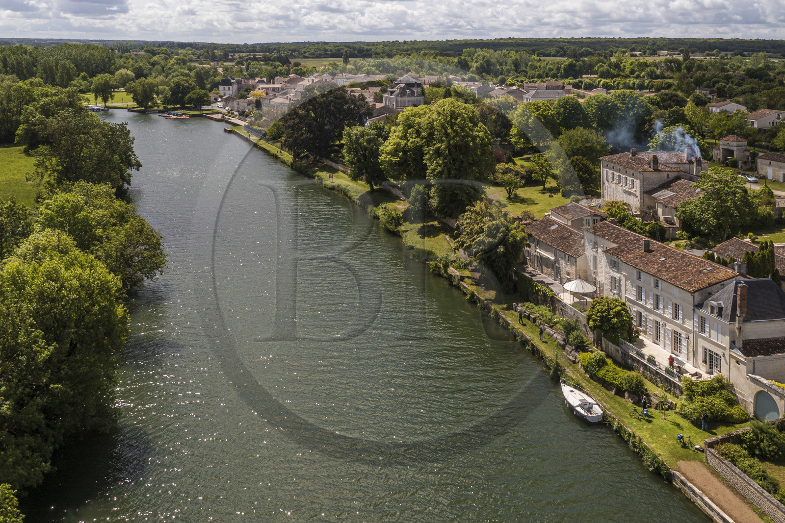 France, Charente-Maritime (17), Saintonge, Port-d'Envaux, anciennes demeures d’armateurs en bordure de la Charente (vue aérienne)