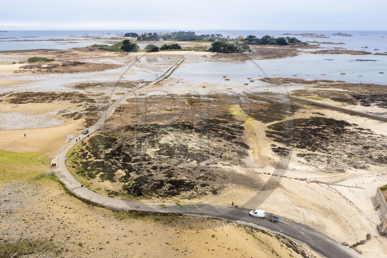 France, Finistère (29), Baie de Morlaix, Carantec, la route submersible sur l'estran à marée basse vers l'Ile Callot en arrière plan (vue aérienne)