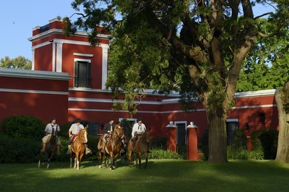 Argentine, province de Buenos Aires, San Antonio de Areco, groupe de gauchos à cheval devant l'estancia La Bamba de Areco