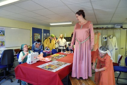 France, Puy-de-Dôme (63), Clermont-Ferrand, quartier de Montferrand, membres de l'association Il était une fois Montferrand fabriquant des costumes médiévaux