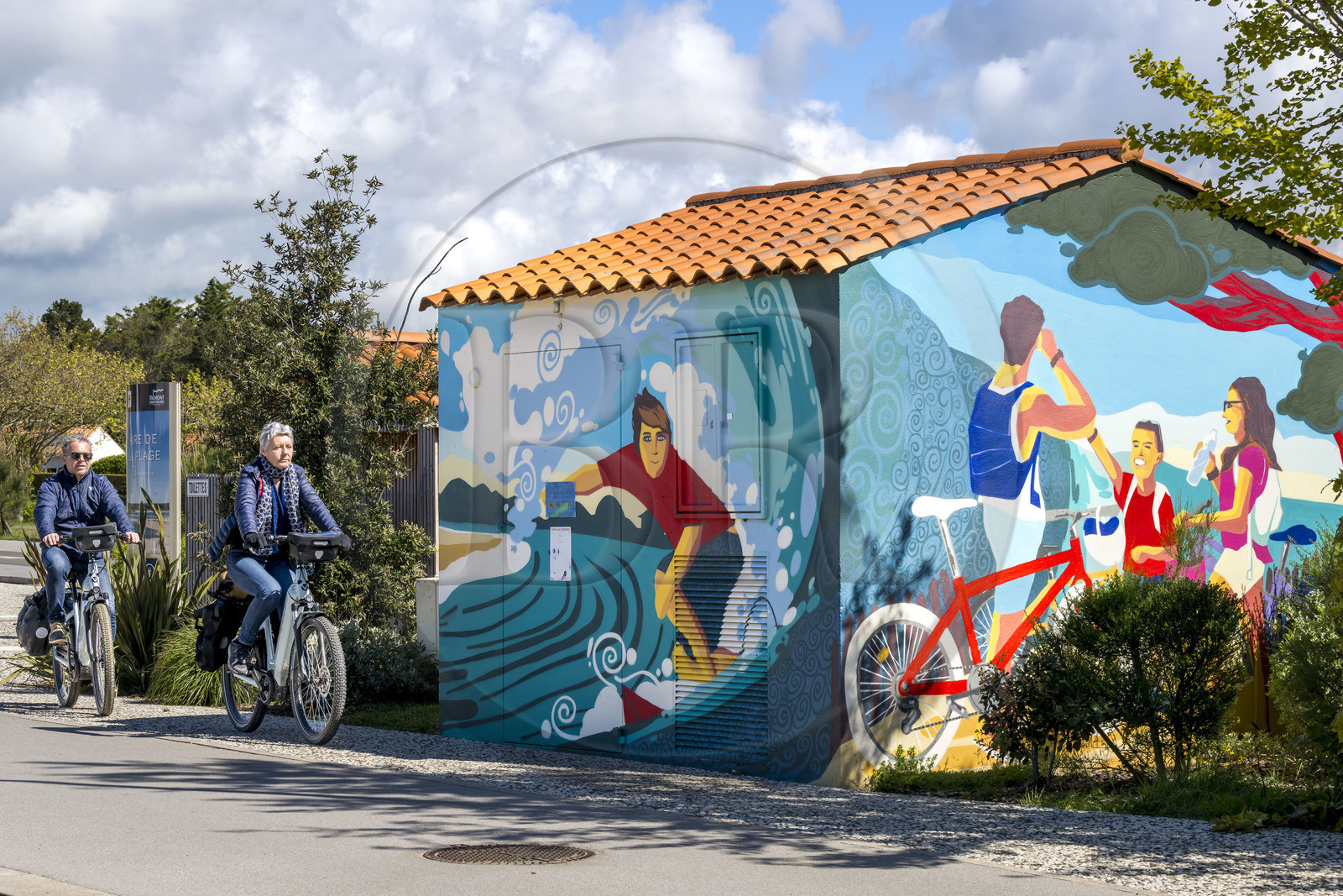 France, Vendée (85), Talmont-Saint-Hilaire, cyclistes sur la piste de la véloroute Vendée Vélo Tour et Vélodyssée