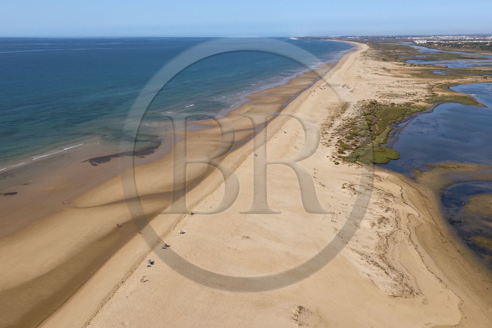 Portugal, Algarve, Parc Naturel de la Ria Formosa, Tavira, plage du village de Cacela Velha (vue aérienne)