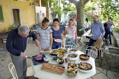 France, Var (83), Provence Verte, Bras, vers Saint-Maximin-la-Sainte-Baume, la maison d'hotes Le Peyrourier - une campagne en Provence, repas convivial