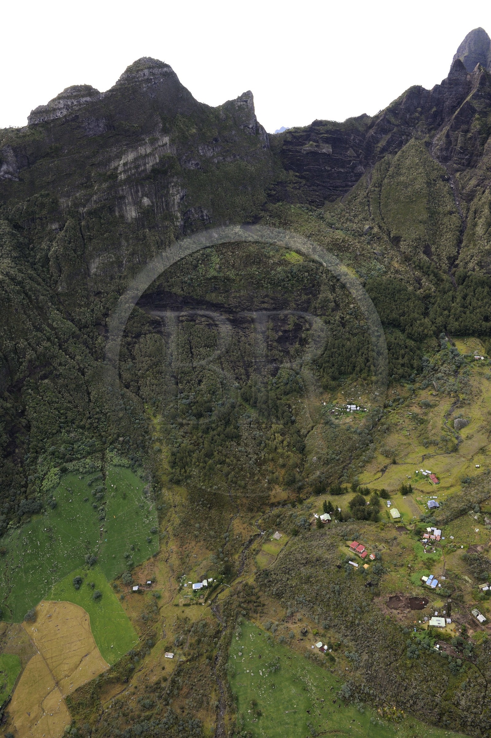 France, Ile de la Reunion, le cirque de Mafate, classé Patrimoine Mondial de l'UNESCO, petit village isolé (Ilet) de Marla accessible seulement à pied ou par hélicoptère (vue aérienne)