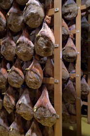 France, Pyrénées-Atlantiques (64), Pays-Basque, vallée des Aldudes, le Séchoir Collectif des Aldudes assure une prestation de séchage et l'affinage de jambons, zone de l'affinage