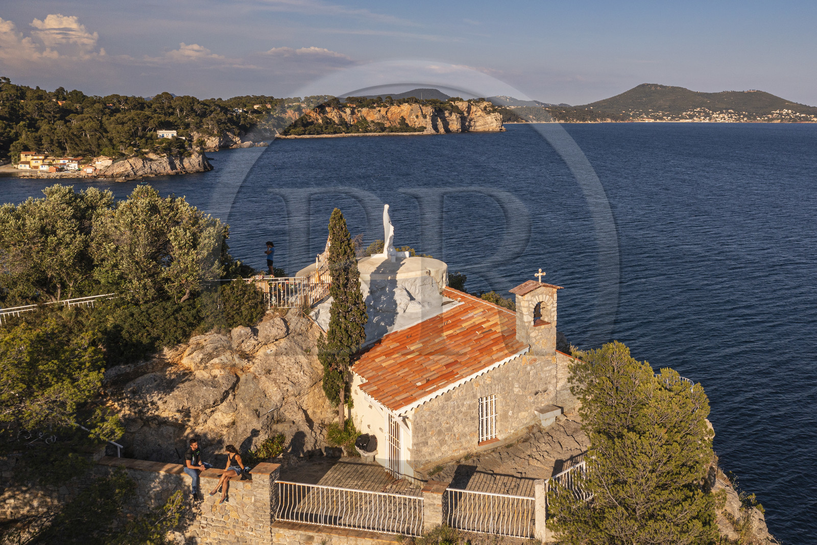 France, Var (83), la rade de Toulon, Cap Brun, la chapelle Notre Dame du cap Falcon qui domine le petit port des cabanons de l'anse de Méjean (vue aérienne)