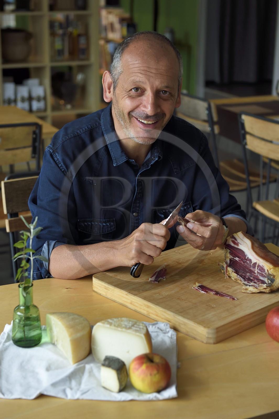 France, Corse-du-Sud (2A), Vallée du Prunelli, Bastelica, Boutique Hotel Artemisia, son directeur Christophe Gandon déguste un jambon pays accompagné de produits locaux, pomme, fromages de chèvre et brebis