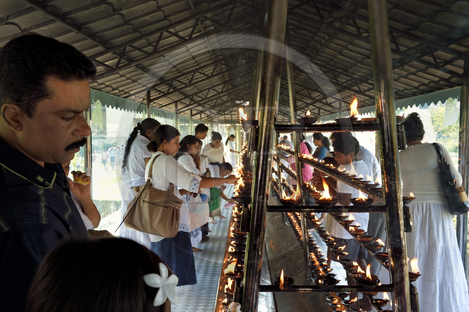 Sri Lanka, province du centre, Kandy, ville sacrée classée patrimoine mondial de l'UNESCO, Temple de la Dent de Bouddha (Sri Dalada Maligawa), lieu où les pélerins font bruler de l'encens et de l'huile en offrande à Bouddha