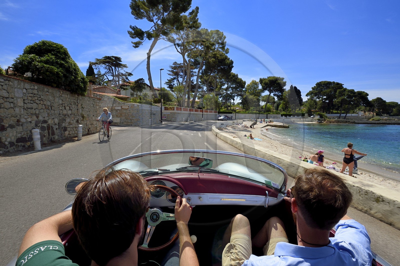 France, Alpes-Maritimes (06), Antibes, Cap d'Antibes, le long du Golfe Juan sur le boulevard Maréchal Juin à bord d'une Porsche Speedster 356 décapotable de collection