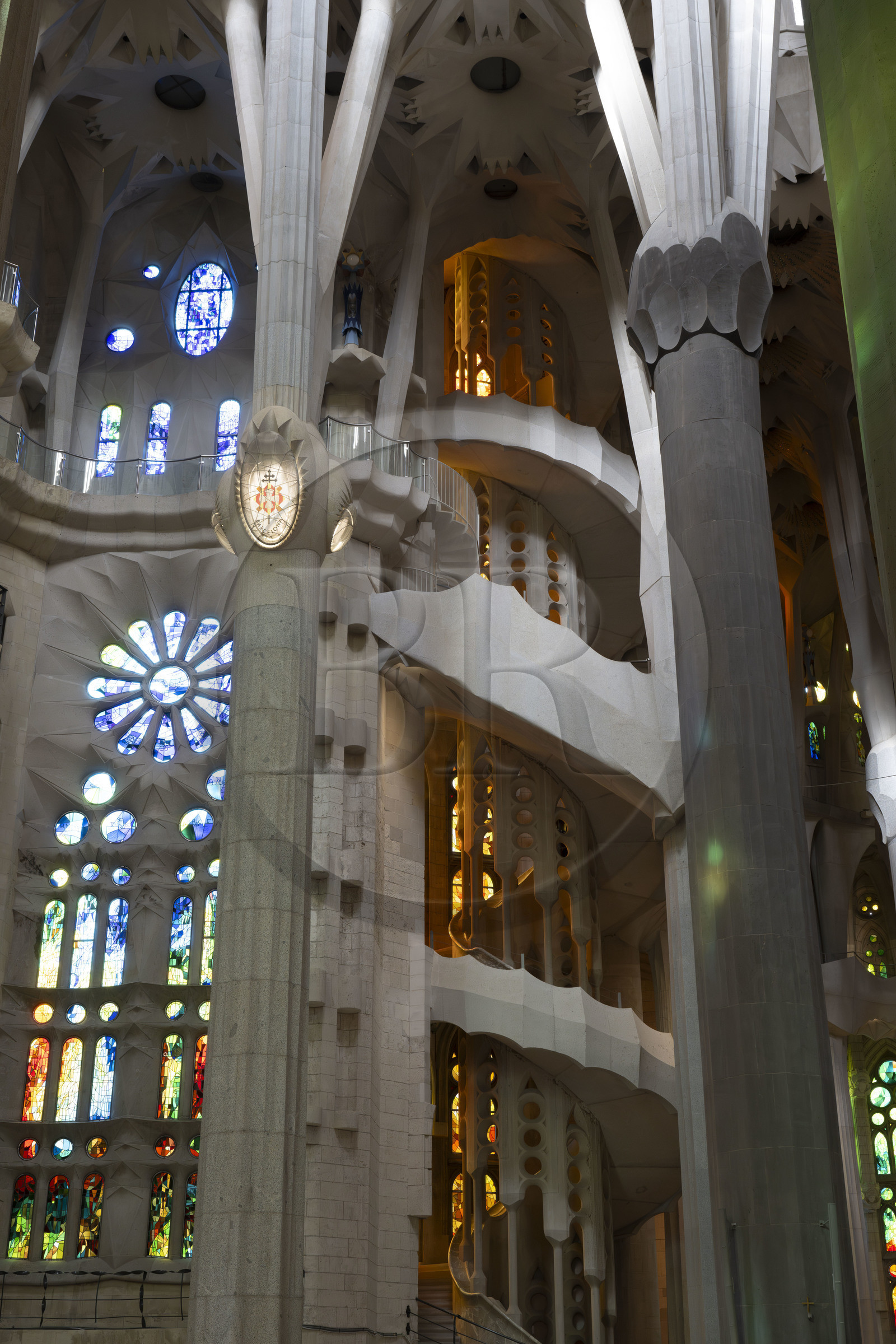 Espagne, Catalogne, Barcelone, quartier de l'Eixample, basilique de la Sagrada Familia de l'architecte du modernisme catalan Antoni Gaudi classée Patrimoine Mondial de l'UNESCO, un des deux escaliers en colimaçon du déambulatoire donnant accès à la partie supérieure du chœur
