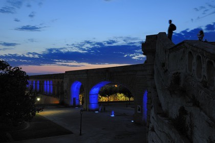 France, Hérault (34), Montpellier, l'Aqueduc Saint Clément , éclairages du plasticien Yann Kersalé