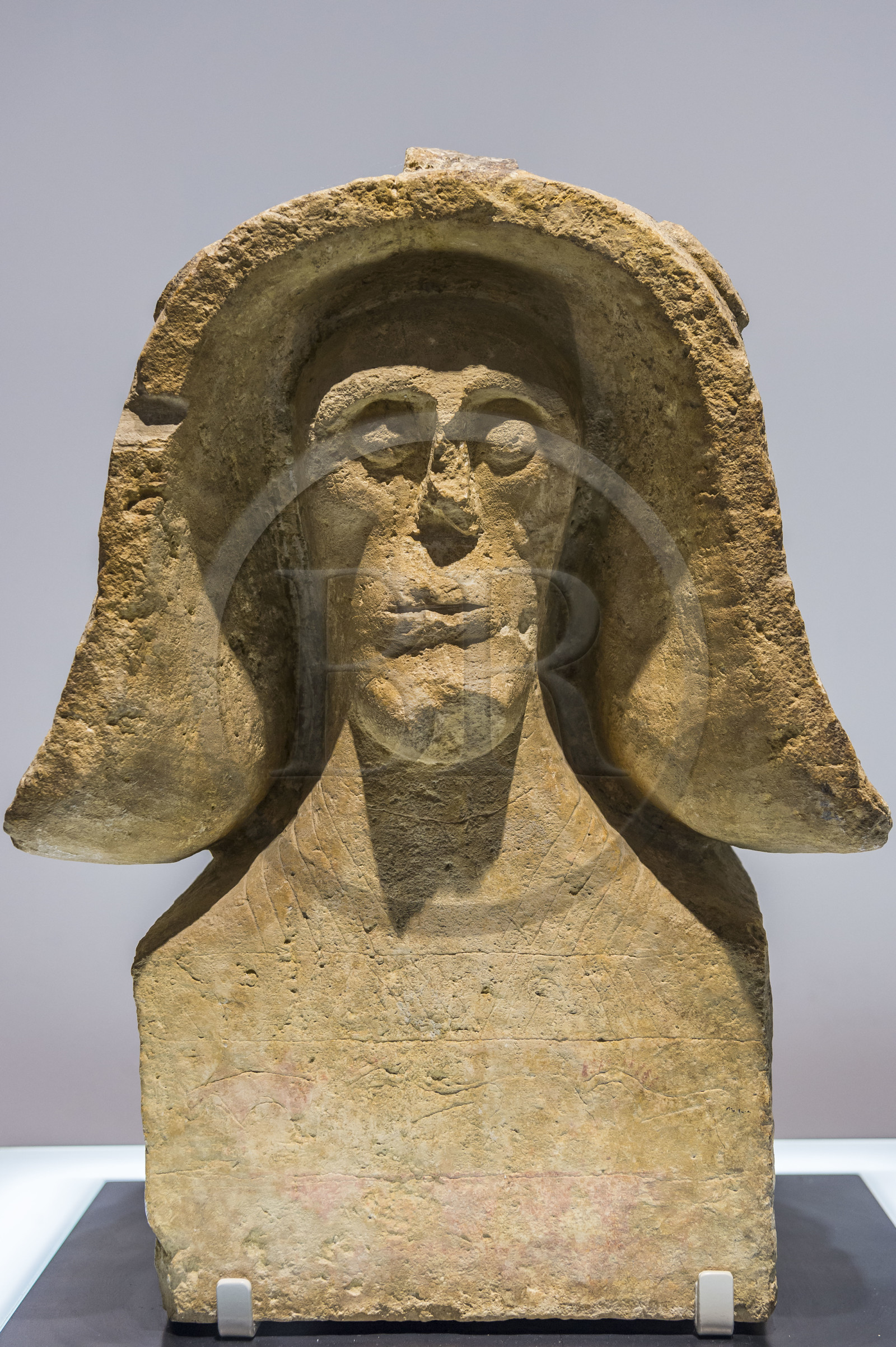 France, Gard (30), Nîmes, Musée de la Romanité, buste masculin volque avec torque et pectoral incisés, décor incisé et peint sur le torse VIIème-VIème siècle av. J.-C.